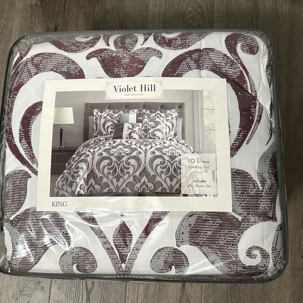 CLOSET CLOSING - OFFERS WELCOME! Violet Hill King Bedding Set